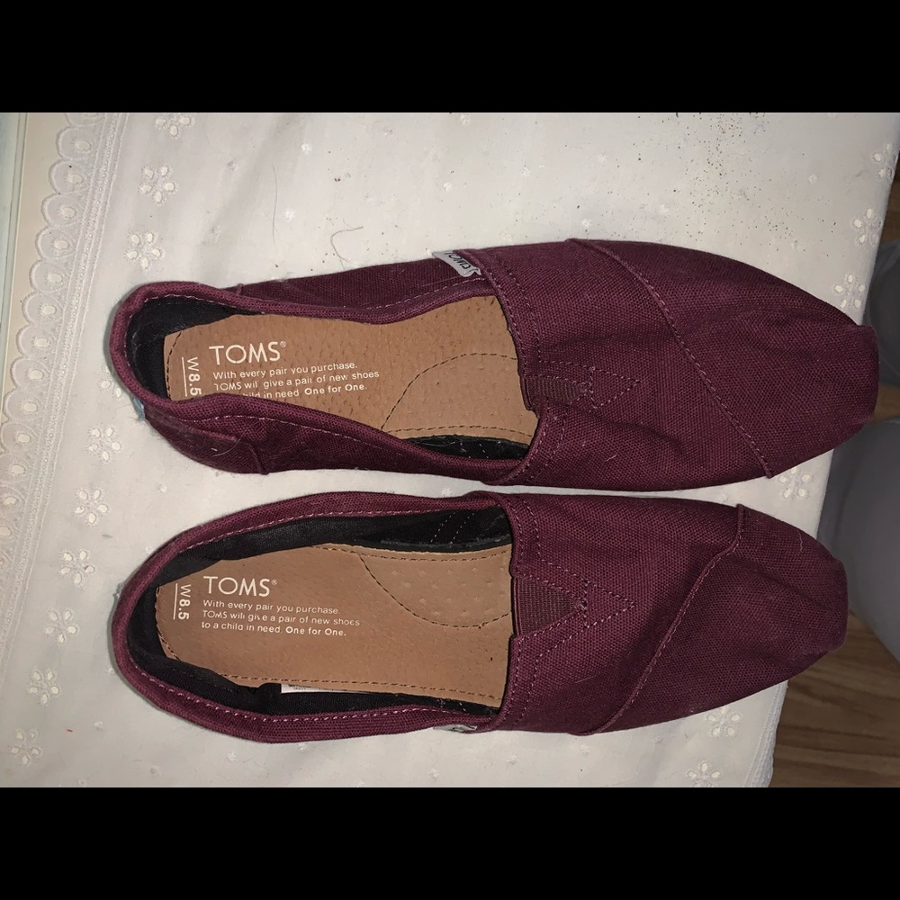 Women’s Toms 8.5 Maroon Slip on